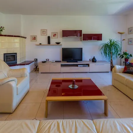 Ivanka - Tribalj Apartman *